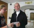 Bild: Ingrid Leser
Lisa Hutzler von der OWV-Jugend übergab 450 Euro an Pater Klaus Kniffki. Das Geld ist für die Suppenküche in Moldawien gedacht. Weitere 450 Euro gingen an die Mallersdorfer Schwester für ihre Arbeit in Rumänien.