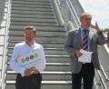 Bild: ang
Bürgermeister Werner Prucker bezeichnete den Bahnhaltepunkt Reuth als Aufwertung für die ganze Region und dankte besonders Landtagsabgeordneten Tobias Reiß für dessen Einsatz um die finanzielle Förderung der Bahnaufzüge.