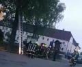 Bild: Zimmermann
Leserin Suleika Zimmermann hat den Einsatz auf dem Handy festgehalten. Sie ruft die Feuerwehr wegen einer Katze im Baum, sieben Minuten später sind die Retter da. Würde die Anruferin in Niedersachsen wohnen, wäre sie vielleicht nicht so begeistert. Dort müsste sie wohl den Einsatz zahlen, und nicht die Gemeinde.