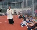 Bild: ads
Den kirchlichen Segen spendet Pfarrer Josef Irlbacher der neuen Außensportanlage der Grund- und Mittelschule Schnaittenbach.