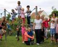 Bild: Nicole Koller
Die stolzen Kindergartenkinder zusammen mit den Erwachsenen (von links): Kindergartenleitung Irmgard Dietrich, Bianca Jahn, Nicole Vogel, Caroline Prechtl (alle drei vom Elternbeirat), Tania Ehbauer und Barbara Götz vom Förderverein des Kindergartens
