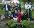 Bild: jr
Kinder und Jugendliche des Obst- und Gartenbauvereins Mitterteich pflanzten bei der Basaltsteinanlage der Mittelschule ein bienenfreundliches Blumenbeet an. Unterstützung fanden sie bei Stadtgärtner Willi Kilian (rechts), der das Beet mit seinem Team pflegen wird. Mit im Bild Zweiter Bürgermeister Stefan Grillmeier (Zweiter von rechts) und OGV-Vorsitzende Marion Puchta (Dritte von rechts).