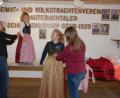 Bild: pop
Sitte und Tracht der Alten – das wollen die Trachtler erhalten. Dazu gehören auch Kinder, denn sie sind die Zukunft. In Schmidmühlen sind sie dabei bei der „Gwandanprobe“.	Bild: pop