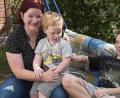 Bild: Petra Hartl
Martina Freibott (von links) sitzt mit Oskar, Robin und ihrem Gast-Sohn John aus den USA auf ihrer Hollywood-Schaukel im Garten. Bis Ende Juni ist der „große Bruder“ noch in Sulzbach, den Sommer verbringt er wieder zu Hause in Minnesota.
