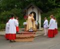 Bild: soj
Am ersten Altar im Hölzlashofer Weg spendete der Geistliche mit der Monstranz den Gläubigen seinen Segen.