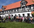 Bild: mül
Die Radlergruppe kurz vor dem Start zum zweiten Teil der Radwanderung im ehemaligen Gutshof Statek Bernard, wo sie die Mittagspause verbrachte.