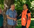Bild: exb
Winfried Pfahler, Leiter des Forstbetriebs Fichtelberg (rechts) und Personalratsvorsitzender Robert Sieber (links) verabschieden Klaus Schmidt, den stellvertretenden Teamleiter und Jagdsachbearbeiter in den Ruhestand.