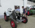 Bild: sl
Josef Schwab (links) mit seinem Fendt Baujahr 1942, 16 PS. Er kam lieber nach Lerau, als beim Fest in Wildenau dabei zu sein.