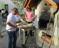 Bild: kkl
Individuelle Wildkräuterwanderungen mit Kräuterführerin Erika Bauer (vorne links) können mit einer leckeren Wildkräuterbrotzeit im "Haus der Kräuter" kombiniert werden, auch mit frischem Holzofenbrot und/oder Wildkräuterpizza von Kräuterbäcker Robert Besold (Vorne) im Holzofen gebacken.