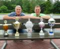 Bild: adj
Bürgermeister Ernst Schicketanz (rechts) übergibt fünf Pokale für den 1. Altenstadtcup an Abteilungsleiter Bernhard Neiser.