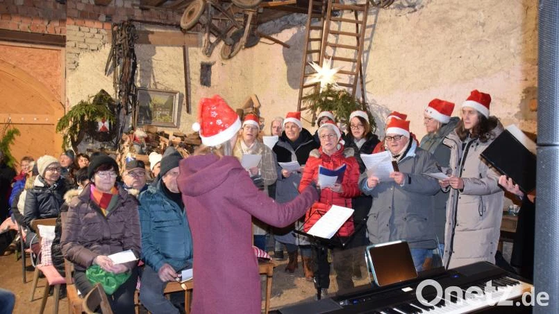 Bild: gi
Zwölf Erstkommunionkinder der Pfarrei Moosbach spenden auch im Namen ihrer Eltern 1555 Euro an die Kinderkrebshilfe Nordoberpfalz. Vorsitzender Herbert Putzer nimmt die Spende dankbar entgegen.