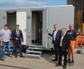 Bild: jr
Bauhofleiter Wolfgang Stark, Matthias Burger (Feuerwehr Großensterz), Gewerbefördervereinsvorsitzender Stefan Grillmeier, Bürgermeister Roland Grillmeier, Günther Deinzer (Stadtverwaltung) und Bauhofmitarbeiter Joachim Sommer (von links) präsentieren den neuen Toilettenwagen der Stadt.