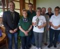 Bild: see
Schützenmeisterin Marlene Kohlmeier (Mitte) vom Schützenverein Schönsee mit dem Wanderpokal, eingerahmt von den Schützenmeistern und besten Schützen der weiteren Vereine sowie Schützenmeister Martin Hanauer (links) von den Frauenstein-Schützen Gaisthal.