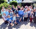 Bild: hai
Franz Kohl (Mitte blaues Hemd) und seine Frau Resi (rechts daneben) im Kreise ihrer Großfamilie.