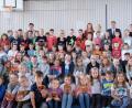 Bild: ohr
Bereits zum zweiten Mal in Folge nimmt die Grundschule Fensterbach beim Sportabzeichen-Schulwettbewerb in der Kategorie B (101 bis 200 Schüler) den Spitzenplatz auf Landesebene ein. Das ostbayerische Handwerk und die Handelskammer Niederbayern/Oberpfalz sind Kooperationspartner des BLSV. Geschäftsführer Alexander Stahl (hinten Mitte) belohnte im Beisein von Rektorin Heidi Neidl (rechts) alle Schüler mit Brezen.