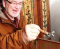 Bild: njn
Dauerwellgerät der Firma FUVA im Heimat- und Bergbaumuseum. Auf dem Bild Friseurmeister Reinhard Härteis.