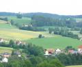 Bild: fjo
Der Trauschendorfer Weg in Kaimling hat seinen Namen vom gleichnamigen Stadtteil (rechts oben), der jedoch zur Stadt Weiden gehört. Die Anlieger richteten einen Antrag auf eine Versorgung mit Straßenleuchten an den Stadtrat.