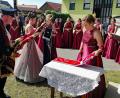 Bild: lst
Die traditionelle Weihe der Festfahne, die Raphael Bittner trug, durfte nach den Gottesdiensten nicht fehlen.