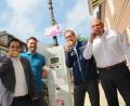 Bild: fph
"Jetzt hat jeder Zeit zum Brötchenkaufen oder auch -essen", sagt Oberbürgermeister Oliver Weigel (rechts) und beißt vor dem Parkautomaten herzhaft in die Semmel. Mit auf dem Bild (von links): "MAKnetisch"-Vorsitzender Sebastian Macht, Innenstadtkoordinator Dominik Hartmann und Michael Fuchs vom Ordnungsamt Marktredwitz.
