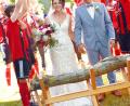 Bild: bgm
Die Teamkollegen vom SC Luhe-Wildenau lassen ihren Torwart Roland Frischolz und seine Gattin Eva, geborene Trottmann, unter der großen Vereinsfahne hindurch zum Holzstammsägen schreiten.