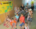 Bild: exb
Ein neu angeschaffter Kickertisch kommt bei den Kindern der Grundschule gut an, worüber sich Lehrerin Silke Ruß, die Elternbeiräte Andrea Villwock und Thomas Lippert sowie Elternbeiratsvorsitzende Sandra Dehmel (hinten, von links) sehr freuen.