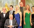 Bild: exb
Joachim Pfützenreuter (Vierter von rechts) mit den anderen Preisträgern des Harmonia-Classica-Kompositionswettbewerbs.