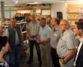 Bild: mor
Walter Schäffler (Siebter von rechts) stellte Landrat Andreas Meier und den CSU-Kreisräten den kleinen, aber feinen Dorfladen in Schwarzenbach vor, der auch zum Treffpunkt in der Gemeinde wurde.