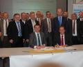 Bild: Portner
Landrat Thomas Ebeling (vorne links) und Josef Scherl von der Telekom unterschreiben den Kooperationsvertrag zum Breitbandausbau in 18 Kommunen. Neben den Bürgermeistern waren Staatsminister Albert Füracker (Achter von rechts) und MdB Karl Holmeier (Sechster von rechts) anwesend.