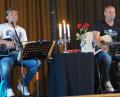 Bild: weu
Die zwei sympathischen Sänger Rainer Kapalla und Roland Winkler (von rechts) des Duos „Zwoa Achterl bitte!“ unterhielten die Gäste im Pfarrheim mit lustigen „Gschichterln“ und toller Musik.