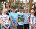 Bild: Hirsch
Die Grundschule Fensterbach wurde Bezirks- und Landessieger im Sportabzeichen-Wettbewerb. Zur Preisverteilung waren Malena Müller, Jakob Sperl, Adrian Schossig, Simon Raab und Jasmin Altmann (von links) gekommen, begleitet von den Lehrerinnen Uta Götz und Bettina Schmid.