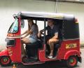 Bild: exb
Ein großes Erlebnis auf vier kleinen Rädern. Sri Lanka ist in vielen Hinsichten einen Besuch wert, ist sich unsere Autorin Sara Schumann (links) sicher.