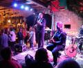 Bild: ilt
Die Band "Huebnotix" heizt den Besuchern im Hinterhof des Nußsteinhauses bis spät in die Nacht ein.