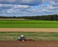 Symbolbild: Armin Weigel/dpa
Die Landwirte im Landkreis Tirschenreuth sind wegen Süd-Ost-Link, Ostbayernring und der Folgen des Volksbegehrens "Rettet die Bienen" sauer.