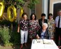 Bild: Portner
Maria Lobinger (100) im Kreise ihrer vier Töchter Marianne (von links), Hildegard, Agnes und Renate. Bürgermeister Norbert Eckl und Gemeinderat Josef Baumer (rechts) überraschten die Jubilarin mit einem Eintrag in das Goldene Buch der Gemeinde Teunz.
