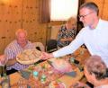 Bild: exb
Stadtpfarrer Thomas Vogl reichte bei der Agape-Feier der KAB Senioren das Brot.
