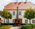 Bild: StMELF/exb
Mähringer Schul- und Rathaus; Nordansicht vom Marktplatz.