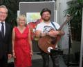 Bild: Hirsch
Vorstandsvorsitzender Werner Heß (links) begrüßte Künstlerin Irene Ehemann (Mitte) und Musiker Ben Stone (rechts) zur Ausstellungseröffnung in der Sparkasse.