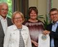 Bild: gfr
Die Lions-Vertreter Hans Roggenhofer (links) und Robert Jung (rechts) überreichten die Spende für den SkF an Marianne Gutwein (Zweite von links) und Andrea Graf.
