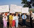 Archivbild: cr
Die Schüler der Volksschule Bärnau hatten sich am Grenzübergang versammelt und empfingen die tschechischen Besucher mit Plakaten.