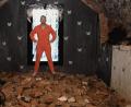 Bild: msr
Axel T. Schmidt vor seiner Arbeit "Vodnik" im Eiskeller der Kunstpartner-Galerie in Bernhardswald.
