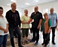 Bild: arw
Katja Lugat vom BRK, Dieter Neubauer, Margaretha Rieger, Wachleiter Tino Unbehaun, Käthe Brewitzer und Karl Schmidberger (von links) bei der Spendenübergabe im neuen Rot-Kreuz-Haus.