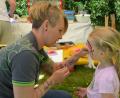 Bild: dob
Mitarbeiterin Anna Gref verwandelte die kleinen Gäste aber auch Bewohner in Fabelwesen.
