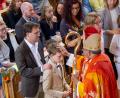 Bild: u
Mit den Worten „Empfange die Gabe Gottes, den Heiligen Geist“ zeichnet Bischof Bosco Puthur jedem Firmling mit Chrisam-Öl ein Kreuz auf die Stirn.