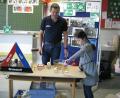 Bild: exb
Manfred Günthner von der Feuerwehr Konnersreuth erklärte den Kindern der dritten Klasse viel Wissenswertes zum Thema Feuer.