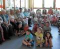 Bild: hl
Kerstin Dilling (sitzend in der Mitte der Kinder), Josef Birkner (links), Lotte Zehrer (Fünfter von links) und Karl Pinzer (Zweiter von rechts) sowie die anderen Senioren und Kindergartenkinder freuen sich über den Besuch.