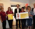 Bild: cs
Mit der Urkunde überreicht der Kommunalbetreuer Ostbayern des Bayernwerks, Markus Windisch (Mitte), den Scheck über 1000 Euro an Büchereileiterin Claudia Schnödt. Mit im Bild von rechts Bürgermeister Joachim Neuß, Gerda Hörmann, Georgine Biersack und Barbara Lord. Männliche Verstärkung erhält das Damenteam der Stadtbücherei seit kurzem durch Winfried Schnödt.