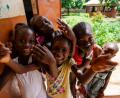 Bild: exb
Glückliche Momente in einem schweren Leben. Die Kinder in Gambia haben nicht genug Essen und kaum Zugang zu Schulbildung. Ein Verein aus der Oberpfalz hilft.