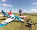 Bild: dtr
Nicht nur leistungsstarke Jets wie die "Avanti S" vom Vorsitzenden Alexander Braun (links), sondern auch Drohnen, Hubschrauber und natürlich normale Verbrenner- oder Elektro-Flächenmodelle wie die "Calmato" von Wolfgang Leipold sind im Starterfeld gern gesehen. Jeder Modellflieger soll sein Lieblingsmodell präsentieren können.
