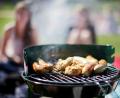 Bild: Rolf Vennenbernd/dpa
Ein Sommer ohne Grillen ist unvorstellbar. Aber auch hier gibt es einige Regeln zu beachten.
