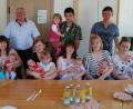 Bild: Portner
Bürgermeister Heinz Weigl (Mitte) begrüßte die jüngsten Stadtbürger Annika (am Arm von links), Victoria, Emily, Max, Leo und Johannes zusammen mit ihren Eltern und Geschwistern im Rathaus.
